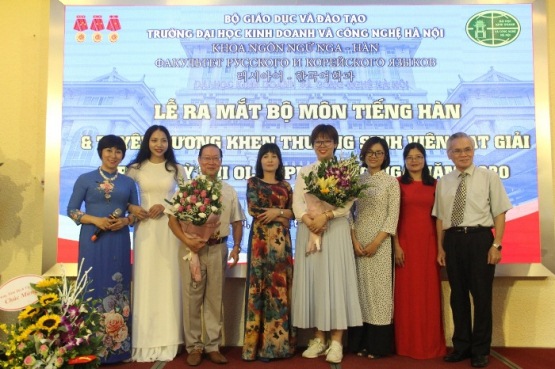 Trường ĐH Kinh doanh và Công nghệ Hà Nội ra mắt bộ môn tiếng Hàn và trao thưởng Olympic tiếng Nga năm 2020